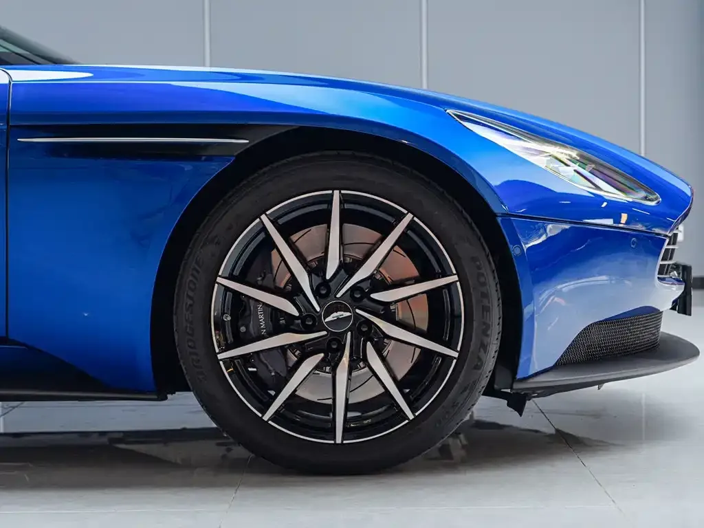 Aston Martin DB11 — фото 4