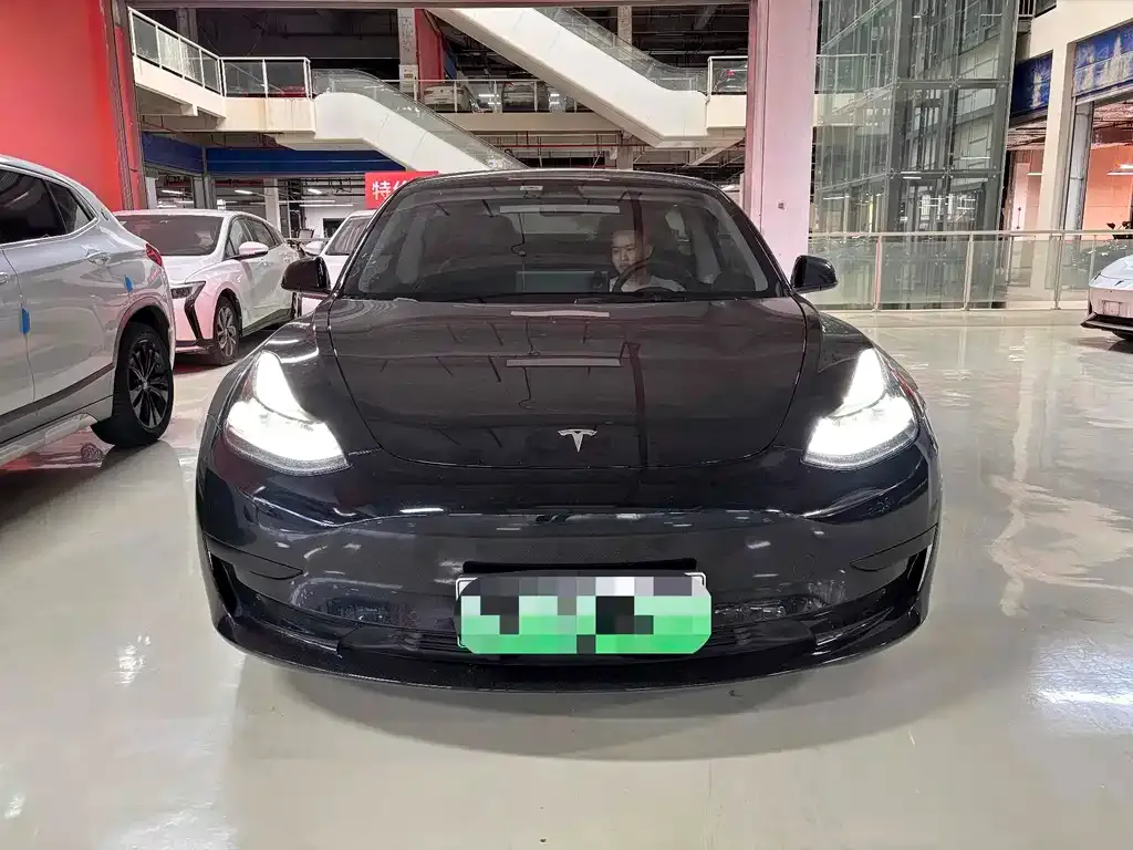 Tesla Model 3 — фото 1