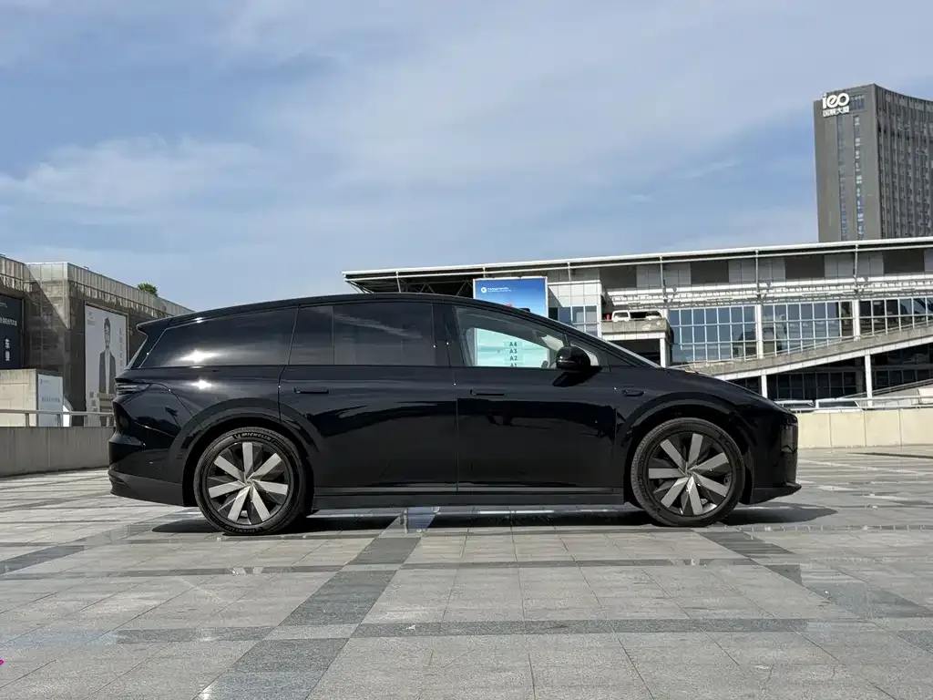Li Auto i8 — фото 10