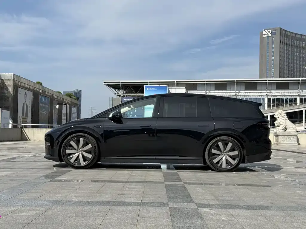 Li Auto i8 — фото 3