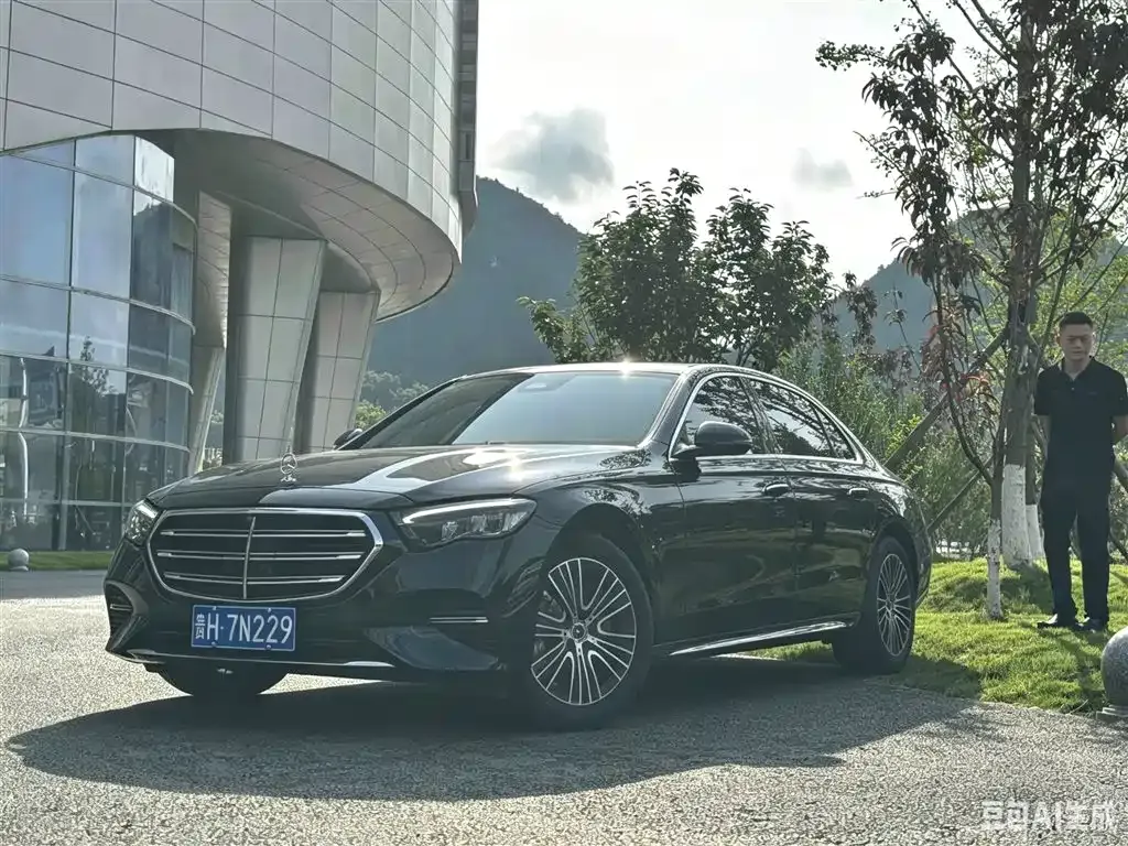 Mercedes-Benz E-Class — фото 1
