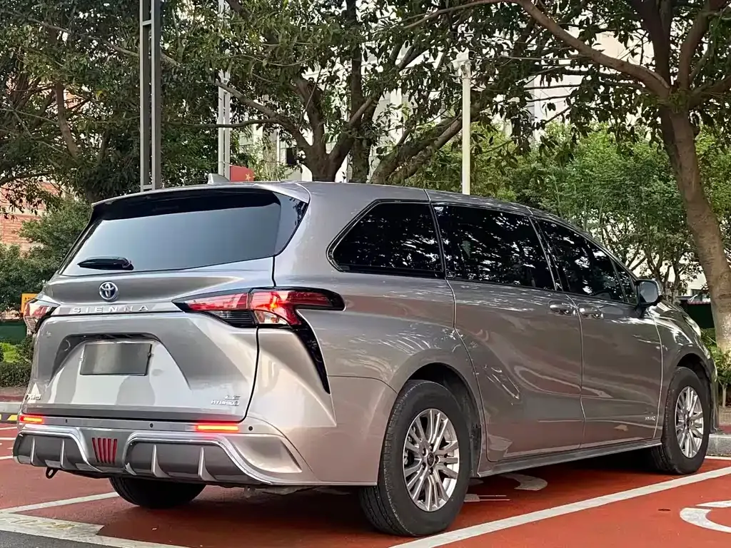 Toyota Sienna — фото 10