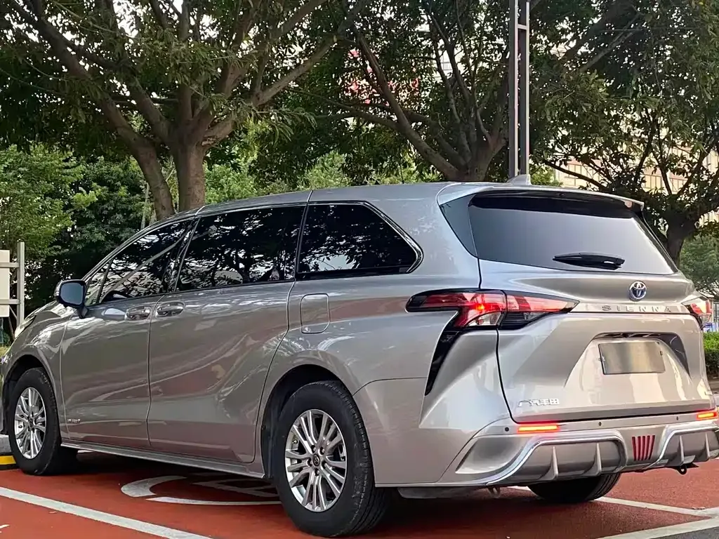 Toyota Sienna — фото 5