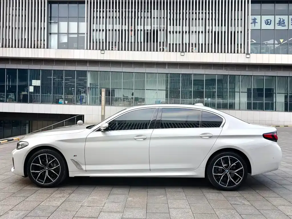 BMW 5 Series — фото 5