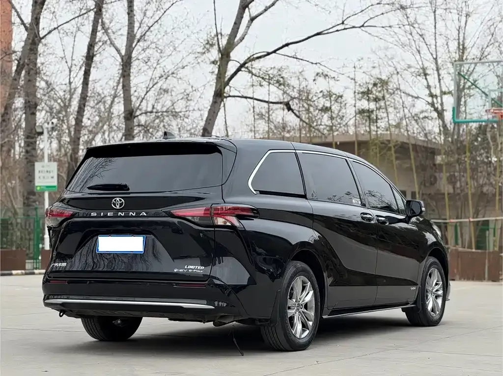 Toyota Sienna — фото 8