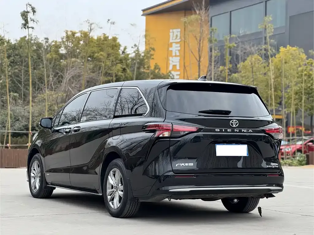 Toyota Sienna — фото 2