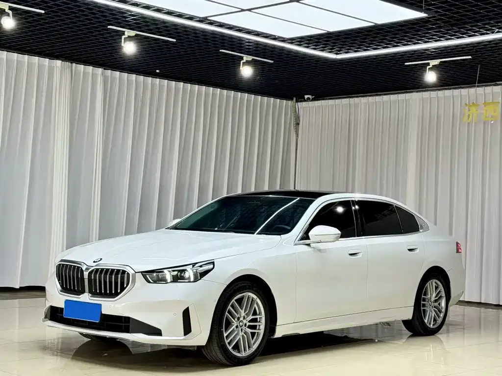 BMW 5 Series — фото 1