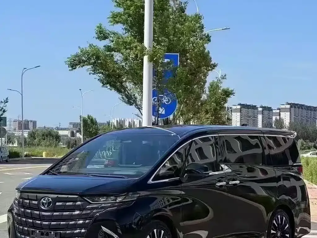 Toyota Alphard — фото 1