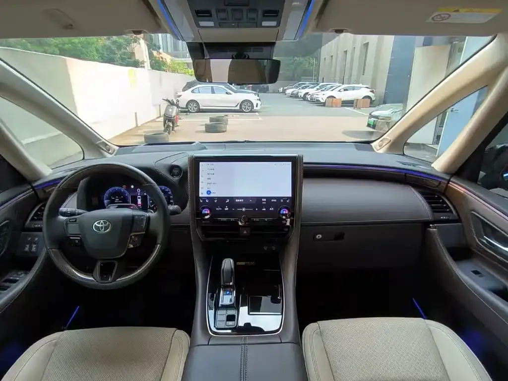 Toyota Alphard — фото 4