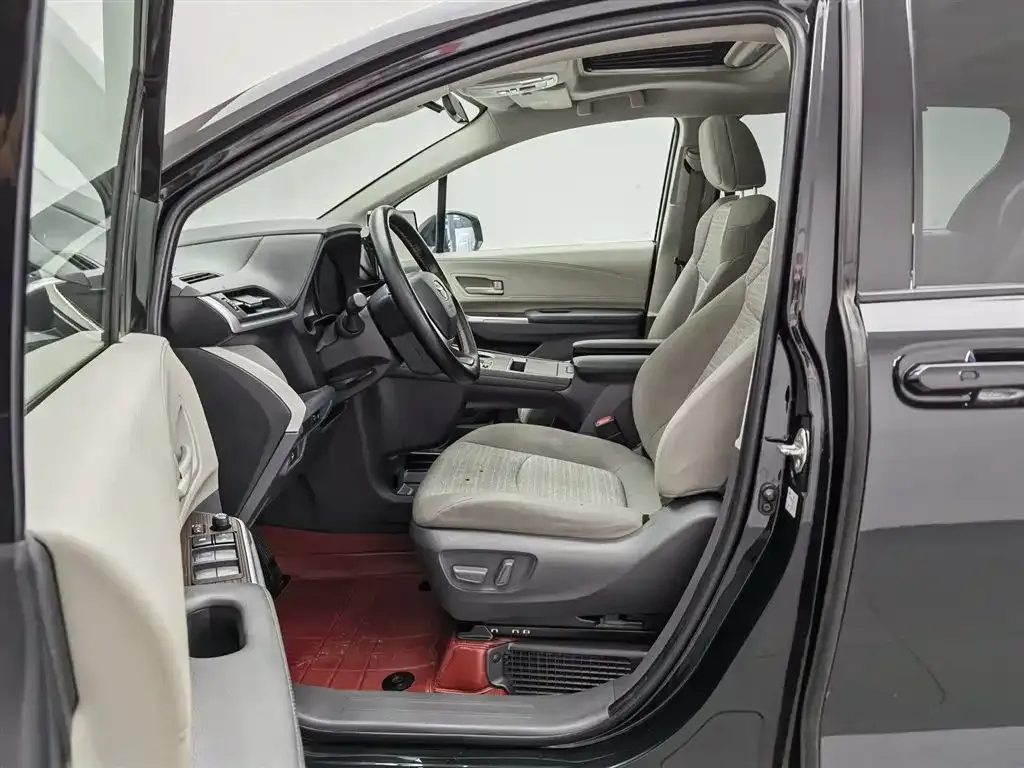 Toyota Sienna — фото 9