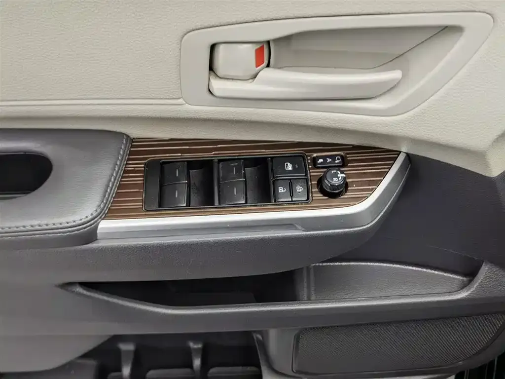 Toyota Sienna — фото 8