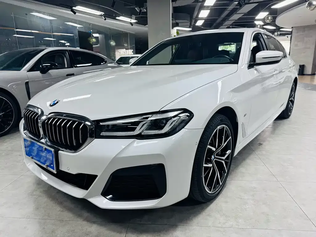 BMW 5 Series — фото 1