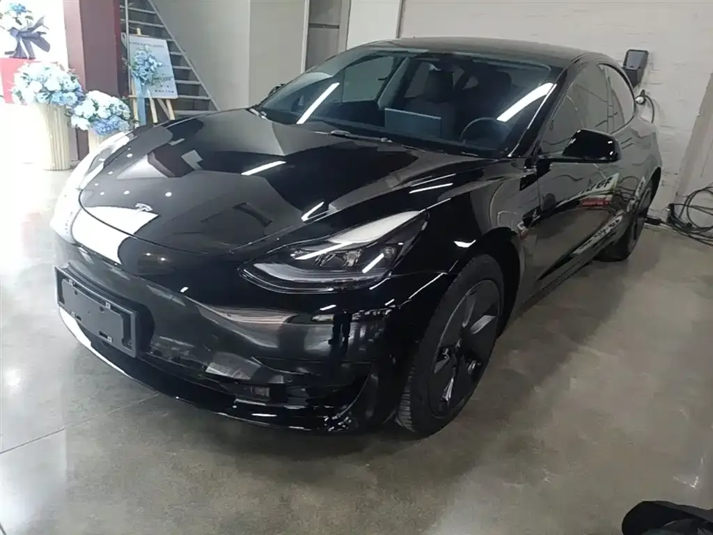 Tesla Model 3 — фото 1