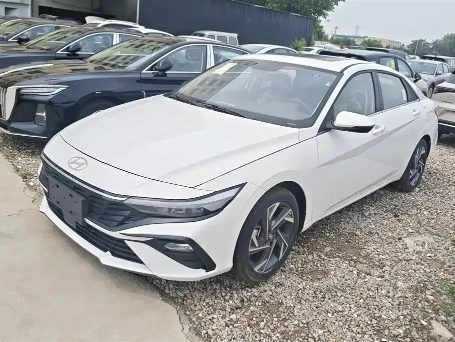 Hyundai Elantra — фото 1