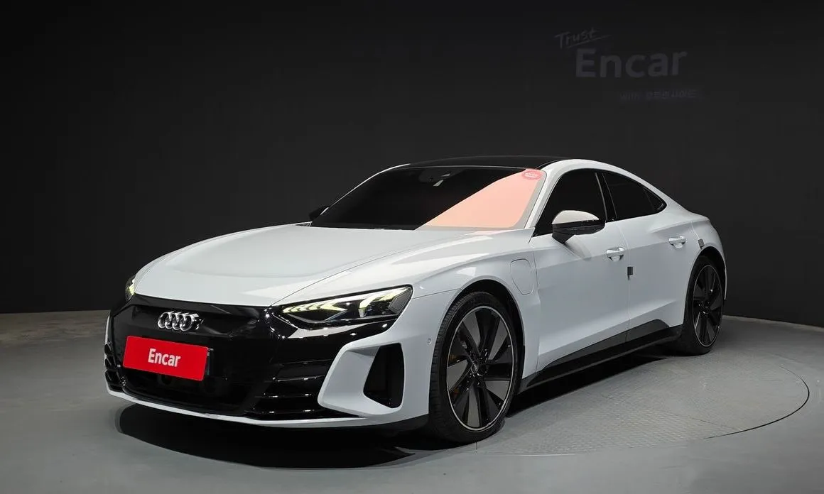 Audi e-tron GT — фото 1