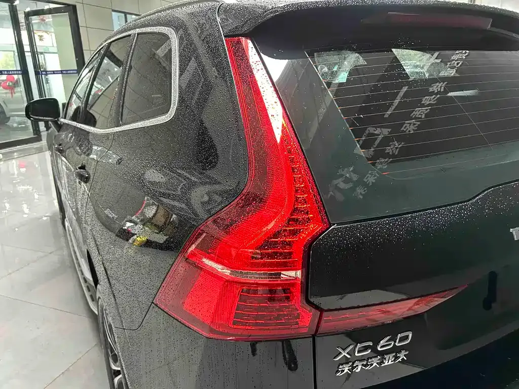 Volvo XC60 — фото 8