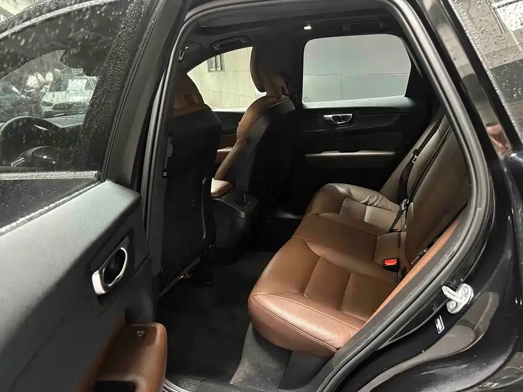 Volvo XC60 — фото 10