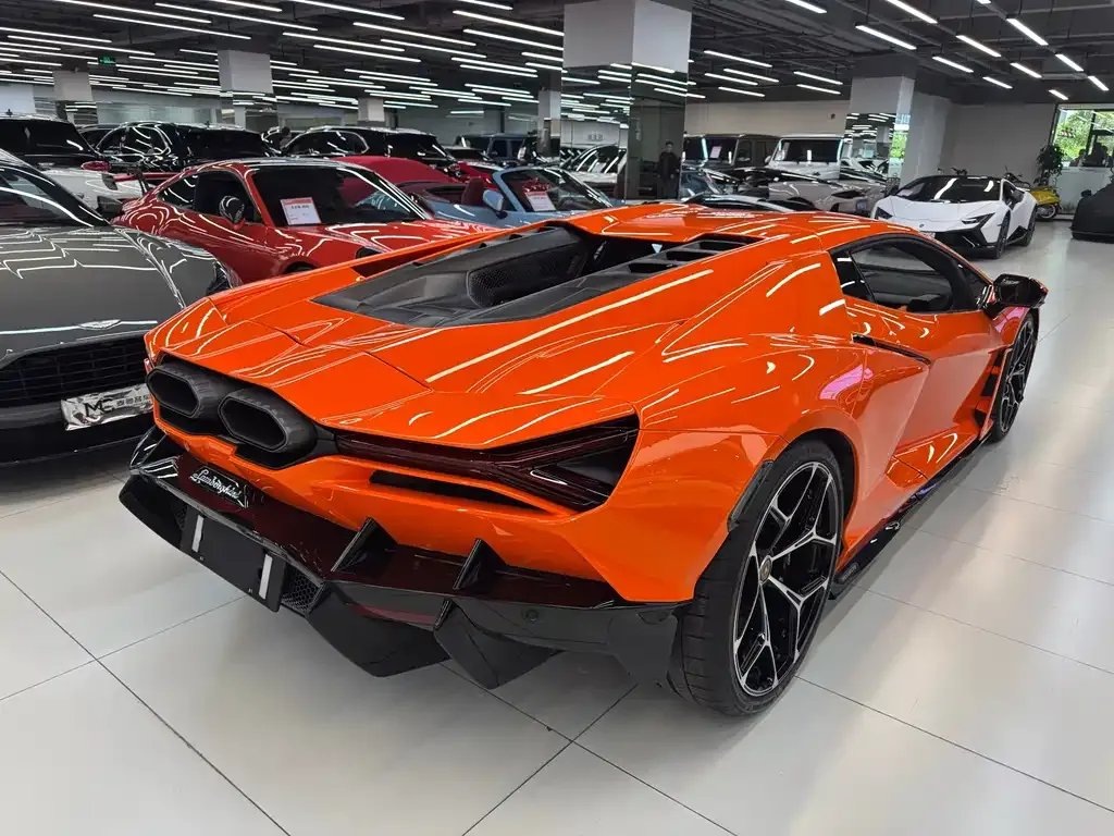 Lamborghini Revuelto — фото 9