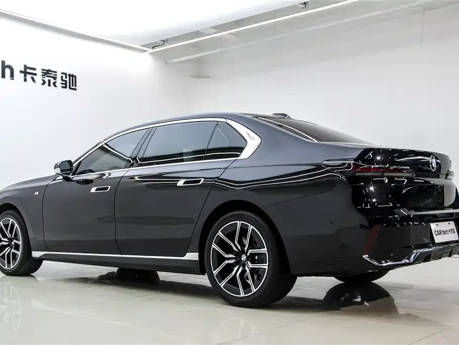 BMW 7 Series — фото 10