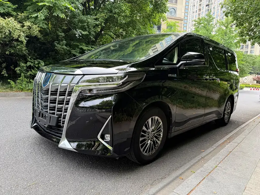Toyota Alphard — фото 1
