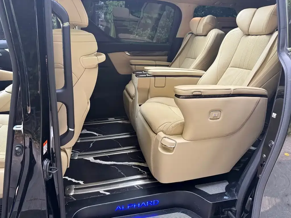 Toyota Alphard — фото 4