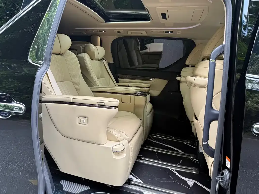 Toyota Alphard — фото 5