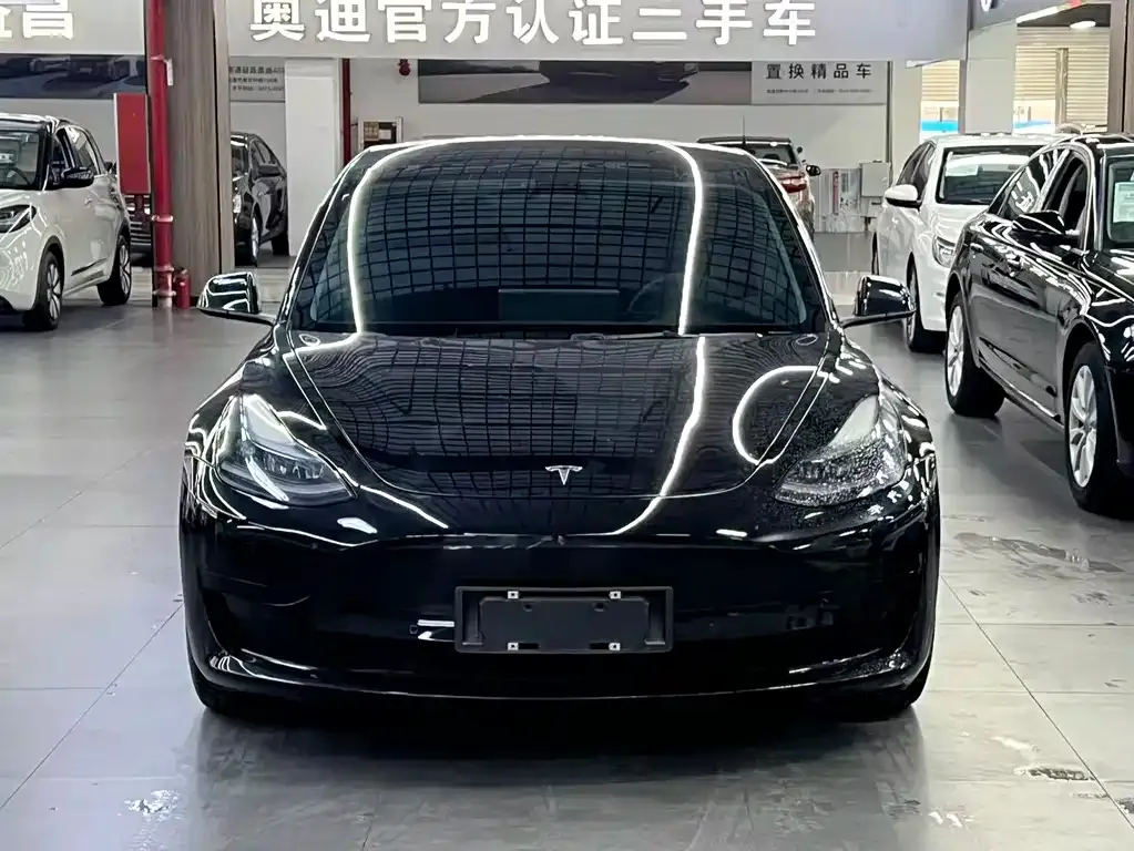 Tesla Model 3 — фото 1