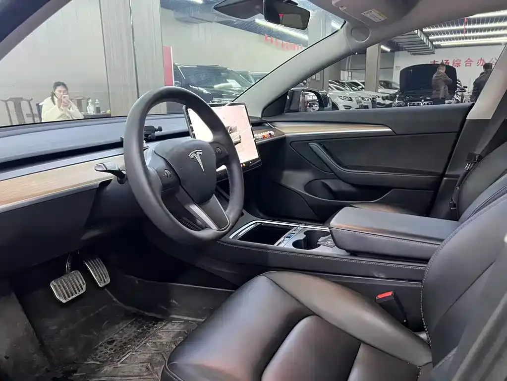 Tesla Model 3 — фото 9