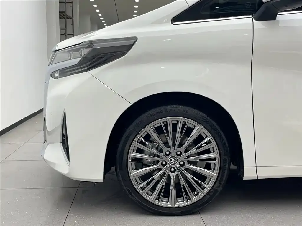 Toyota Alphard — фото 9