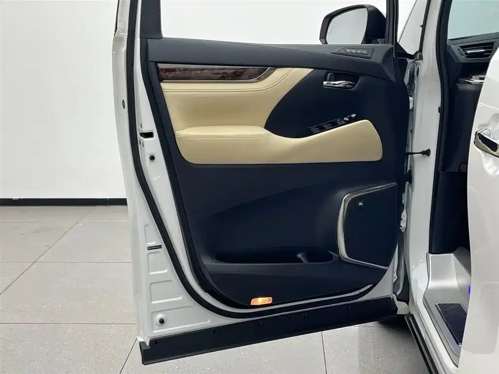 Toyota Alphard — фото 4