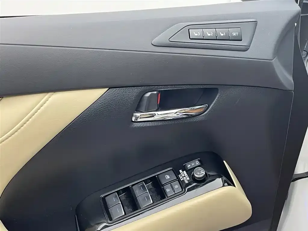 Toyota Alphard — фото 8