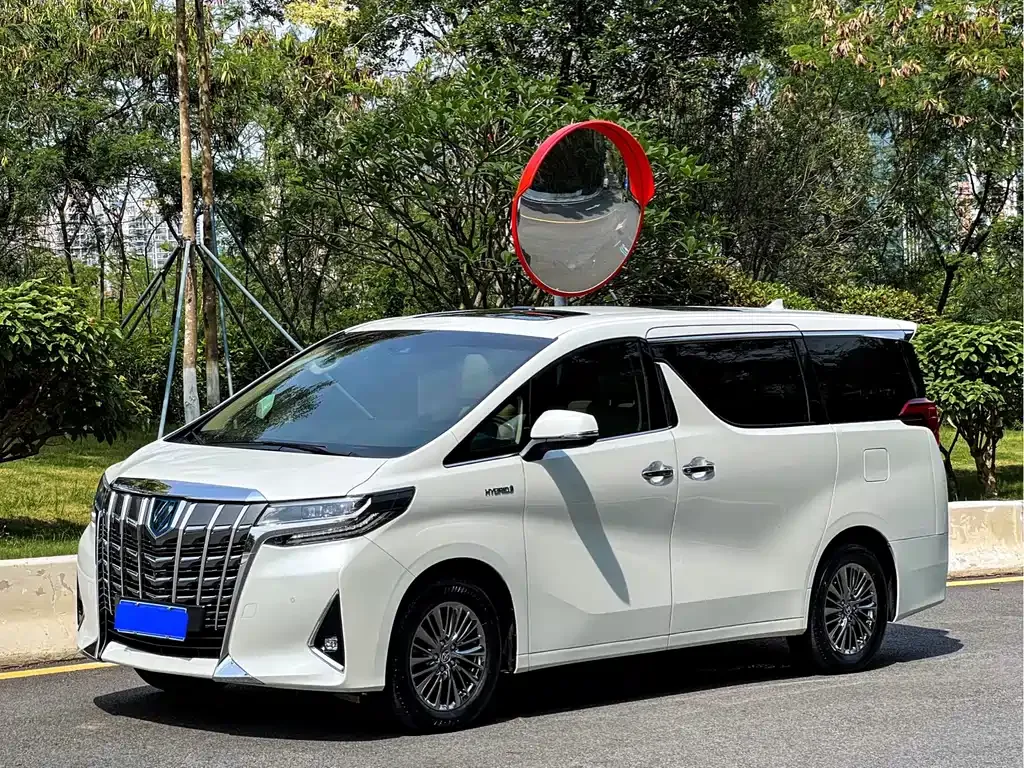 Toyota Alphard — фото 1