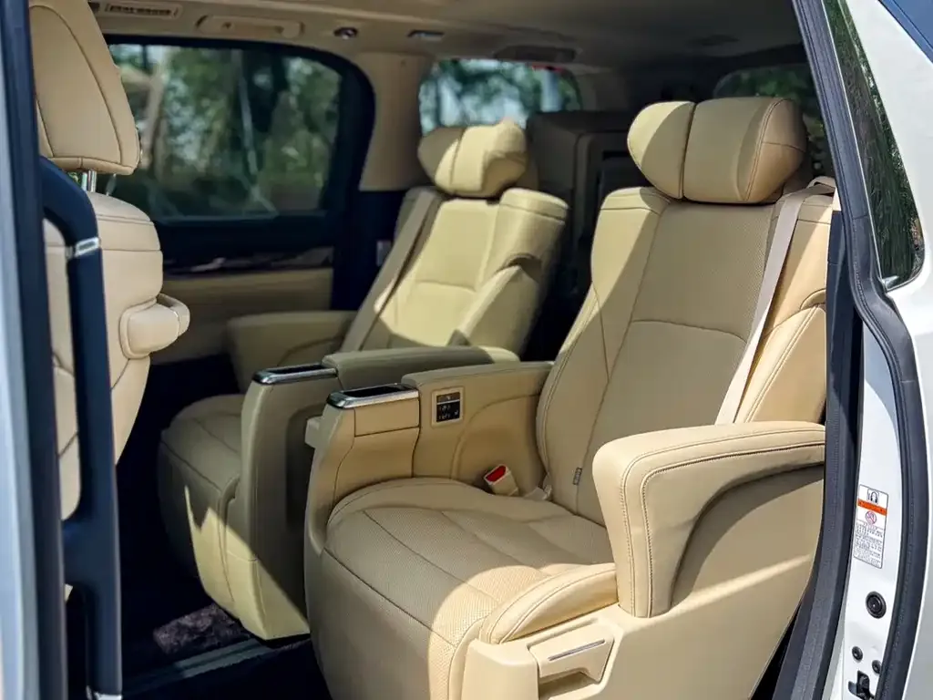 Toyota Alphard — фото 2