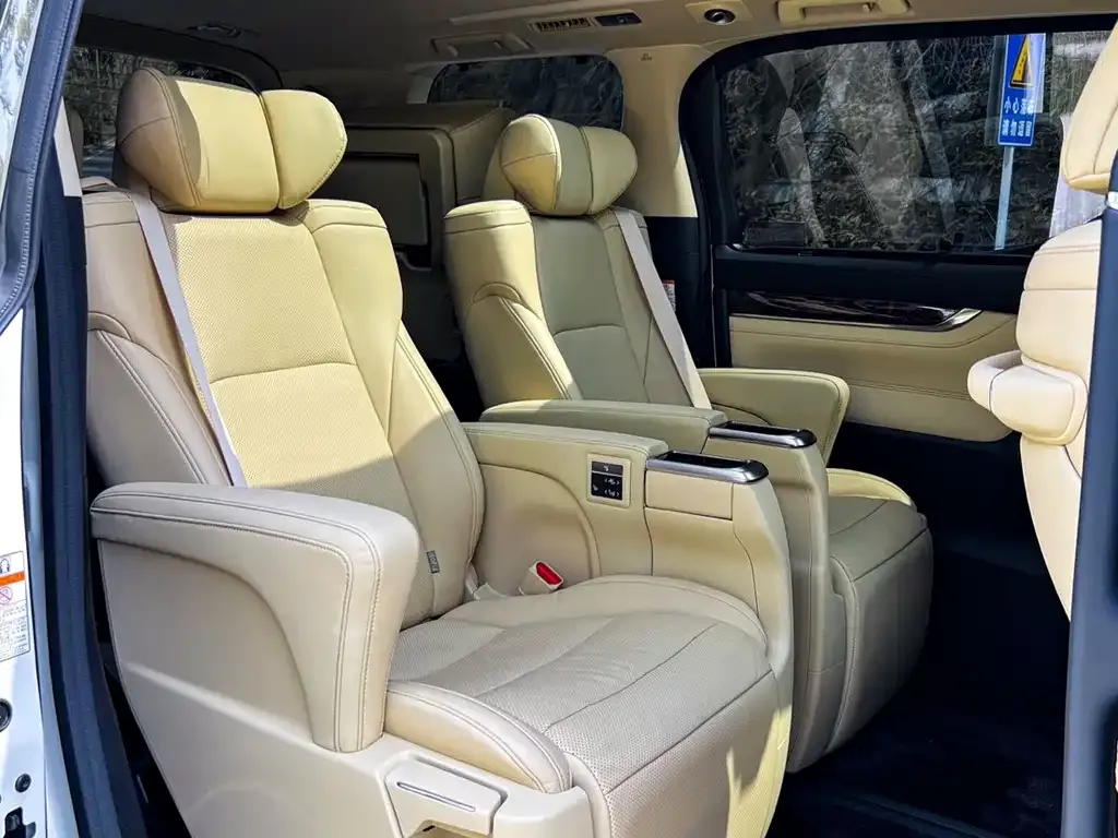 Toyota Alphard — фото 4