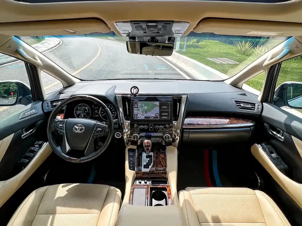 Toyota Alphard — фото 3