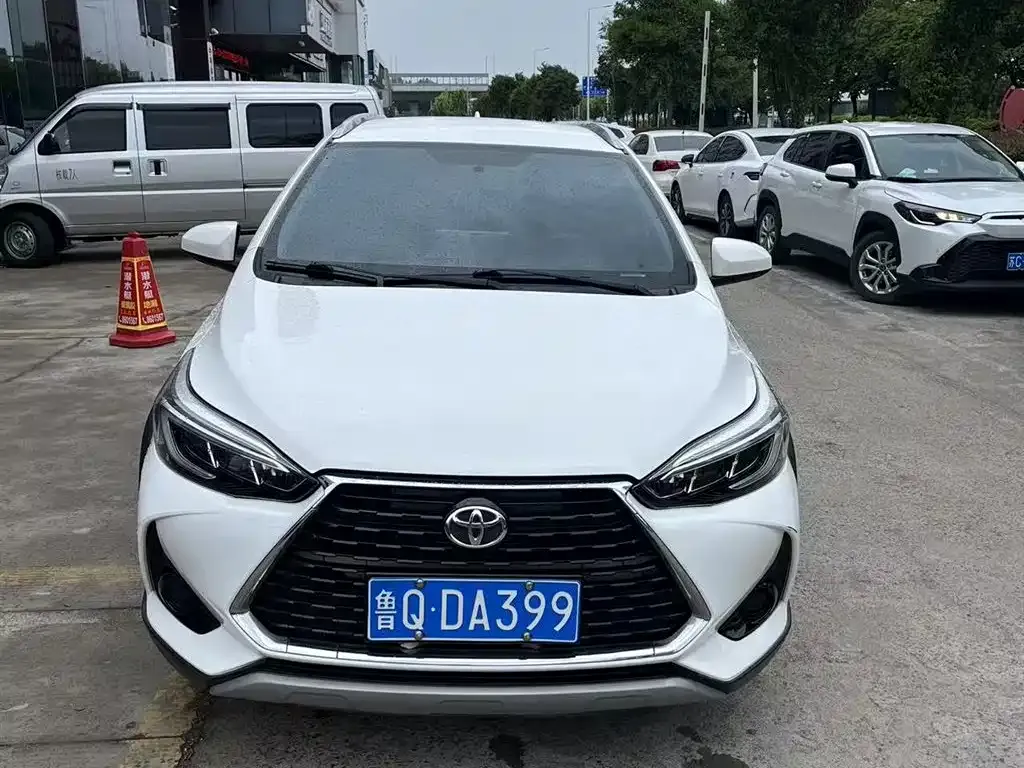 Toyota Yaris L — фото 1