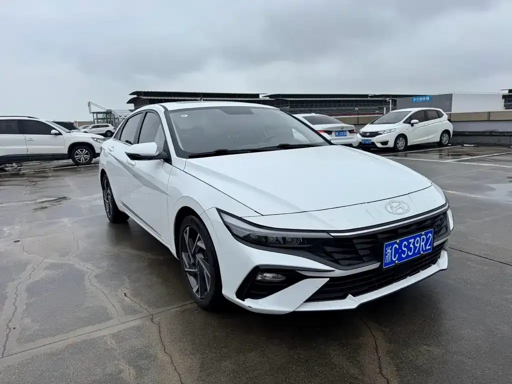 Hyundai Elantra — фото 2