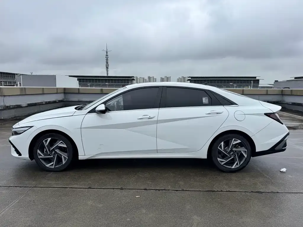 Hyundai Elantra — фото 10