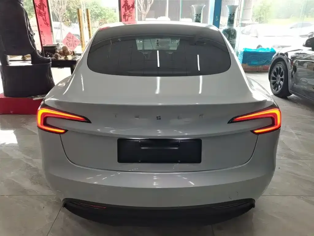 Tesla Model 3 — фото 10