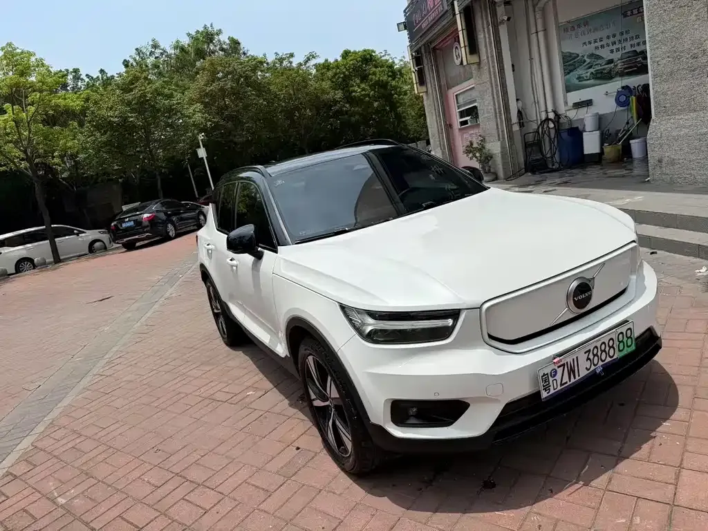 Volvo XC40 NEV — фото 3