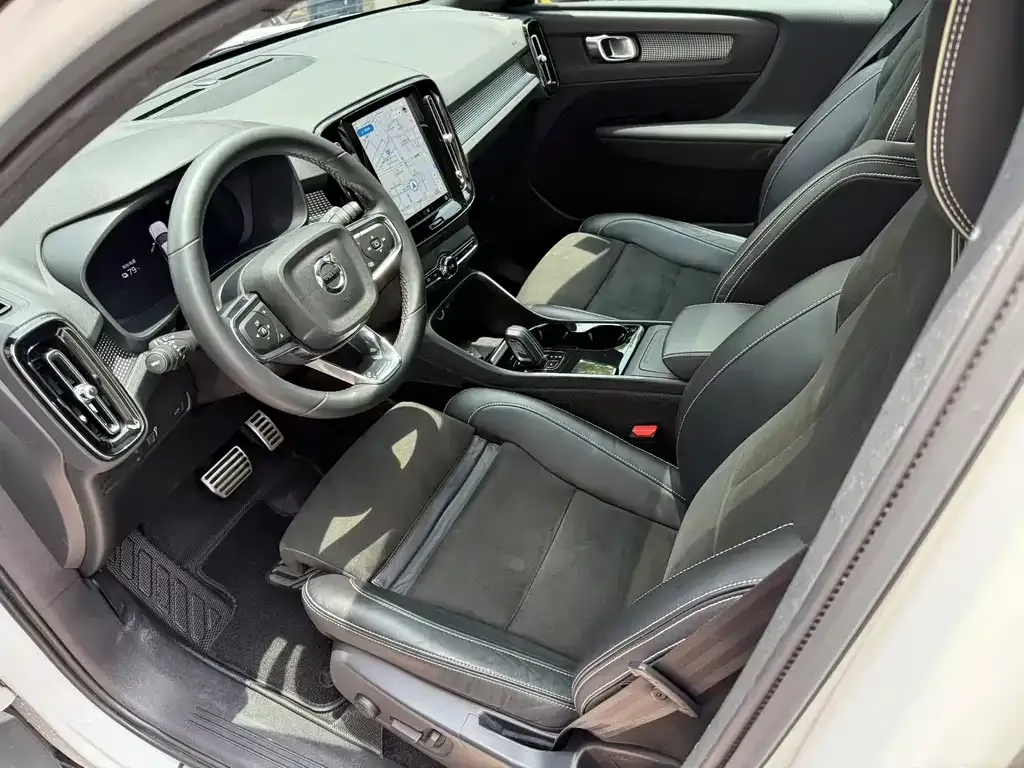 Volvo XC40 NEV — фото 2