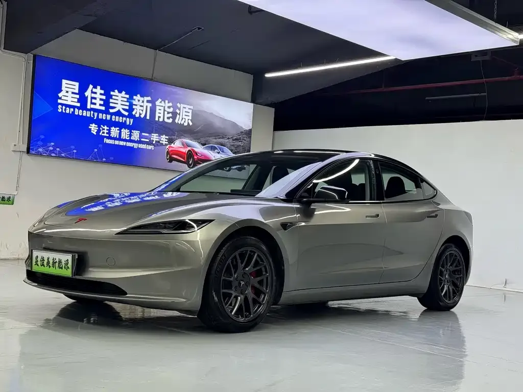 Tesla Model 3 — фото 1