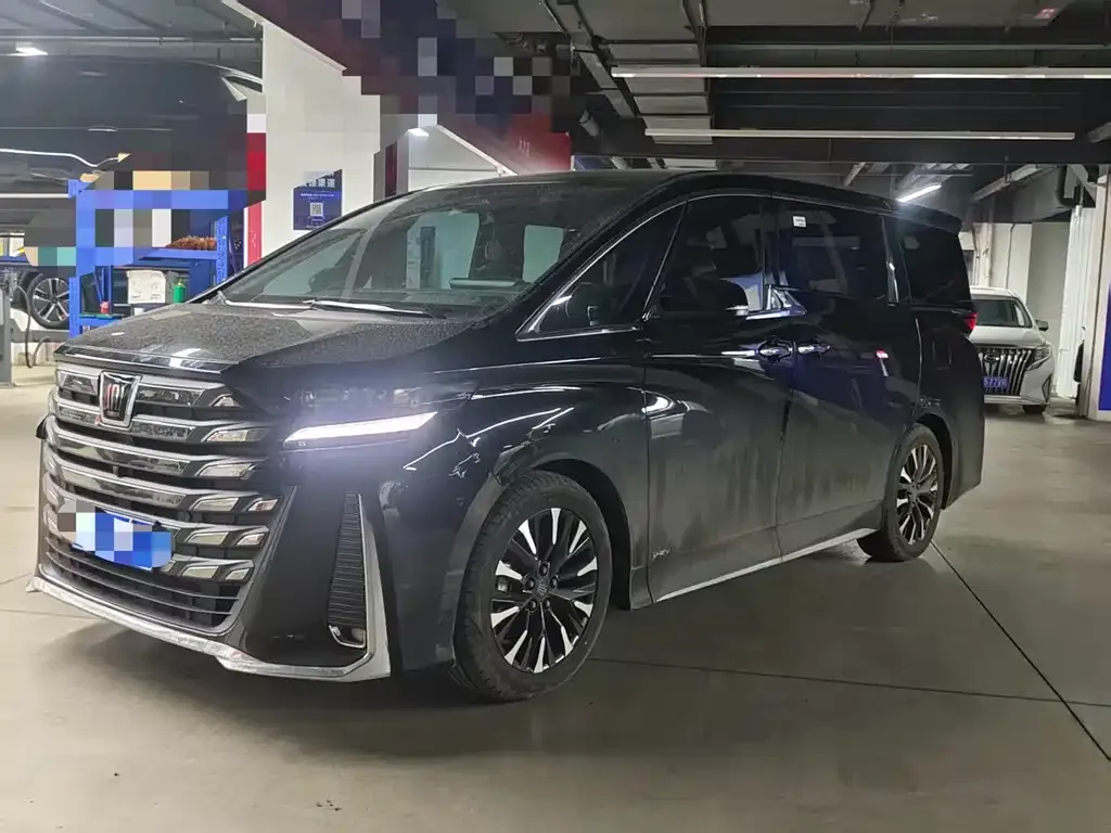 Toyota Vellfire — фото 1