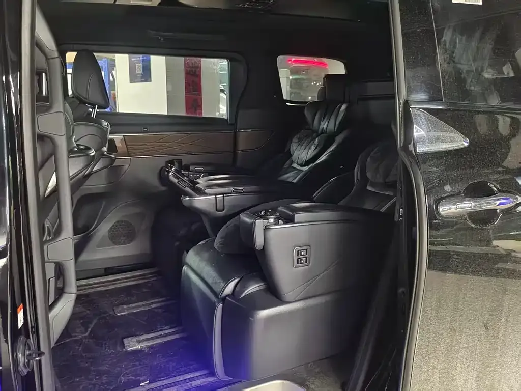 Toyota Vellfire — фото 8