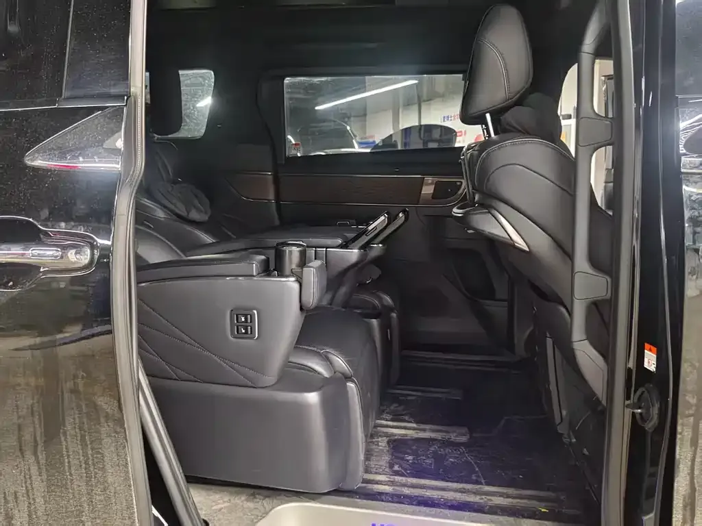 Toyota Vellfire — фото 3