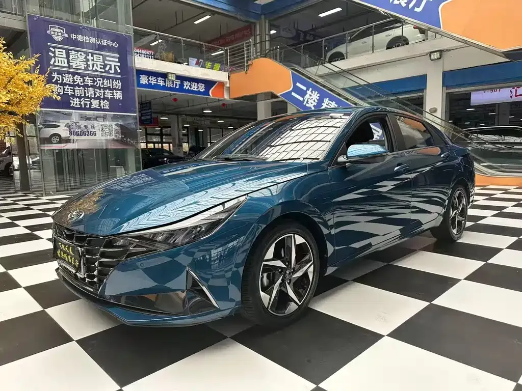 Hyundai Elantra — фото 1