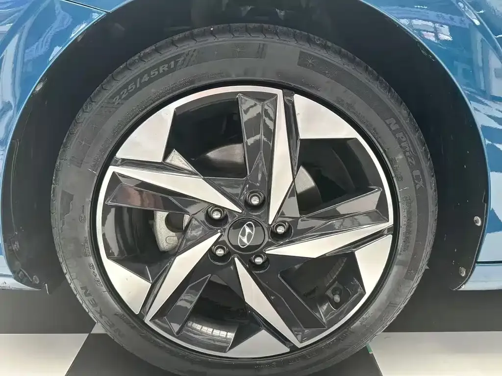 Hyundai Elantra — фото 2