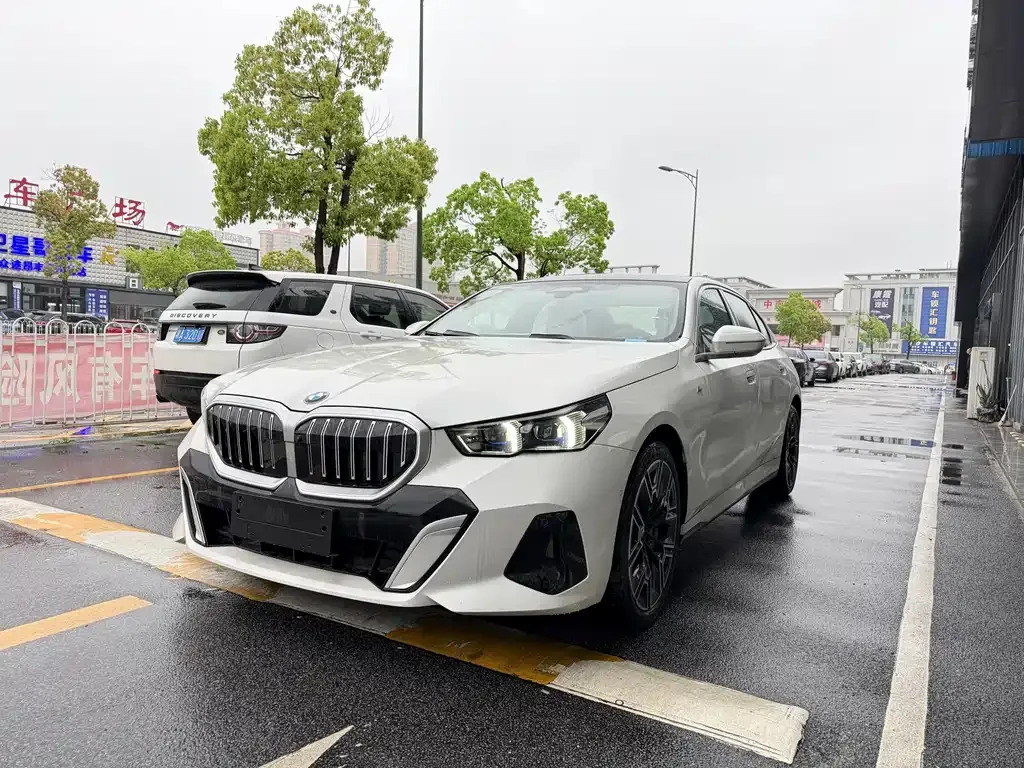 BMW 5 Series — фото 1