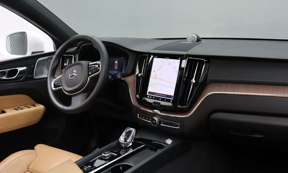 Volvo XC60 — фото 10