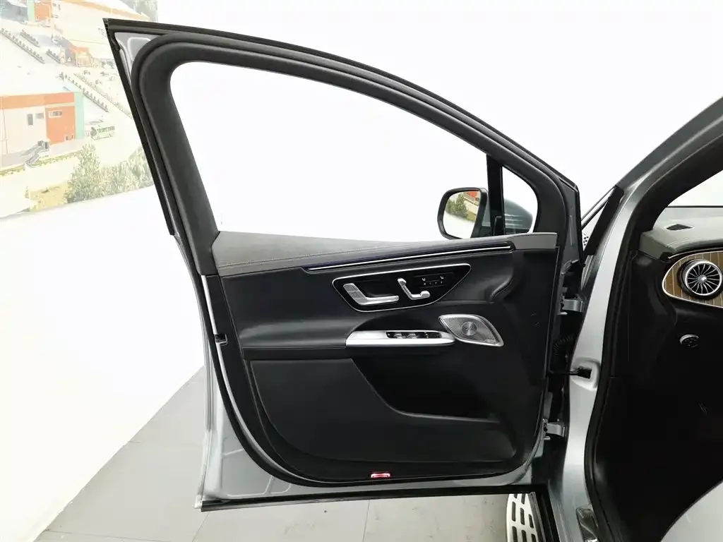 Mercedes-Benz EQE SUV — фото 6
